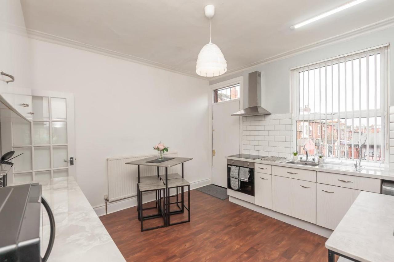 Leeds 4-Bed House - Sleeps 9 Free Parking & Wifiヴィラ エクステリア 写真