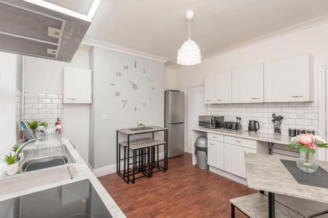 Leeds 4-Bed House - Sleeps 9 Free Parking & Wifiヴィラ エクステリア 写真