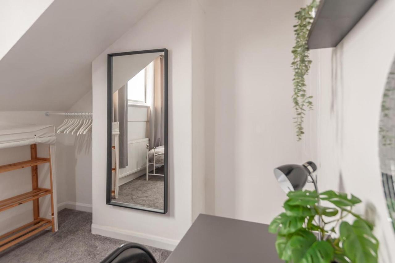 Leeds 4-Bed House - Sleeps 9 Free Parking & Wifiヴィラ エクステリア 写真