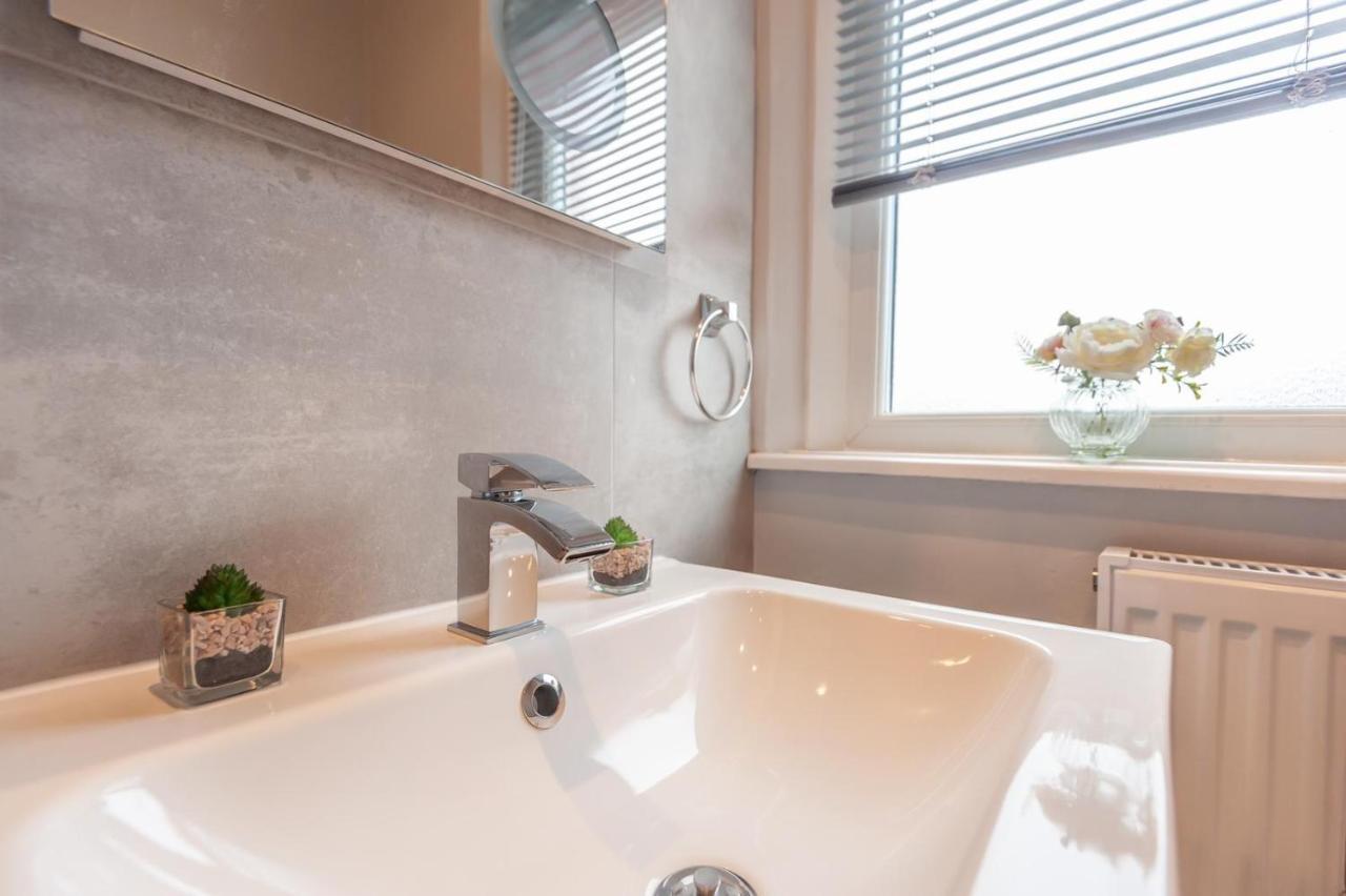 Leeds 4-Bed House - Sleeps 9 Free Parking & Wifiヴィラ エクステリア 写真
