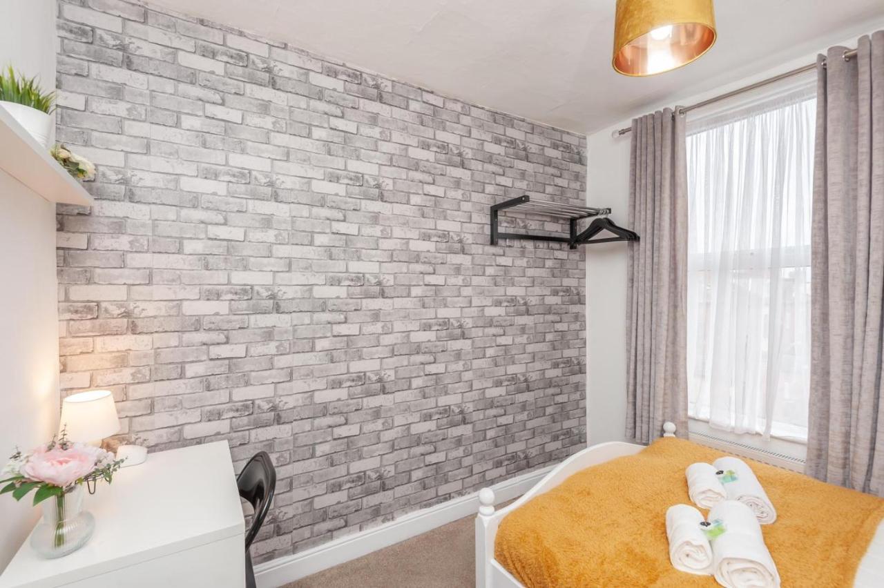 Leeds 4-Bed House - Sleeps 9 Free Parking & Wifiヴィラ エクステリア 写真