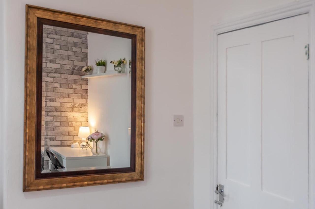 Leeds 4-Bed House - Sleeps 9 Free Parking & Wifiヴィラ エクステリア 写真