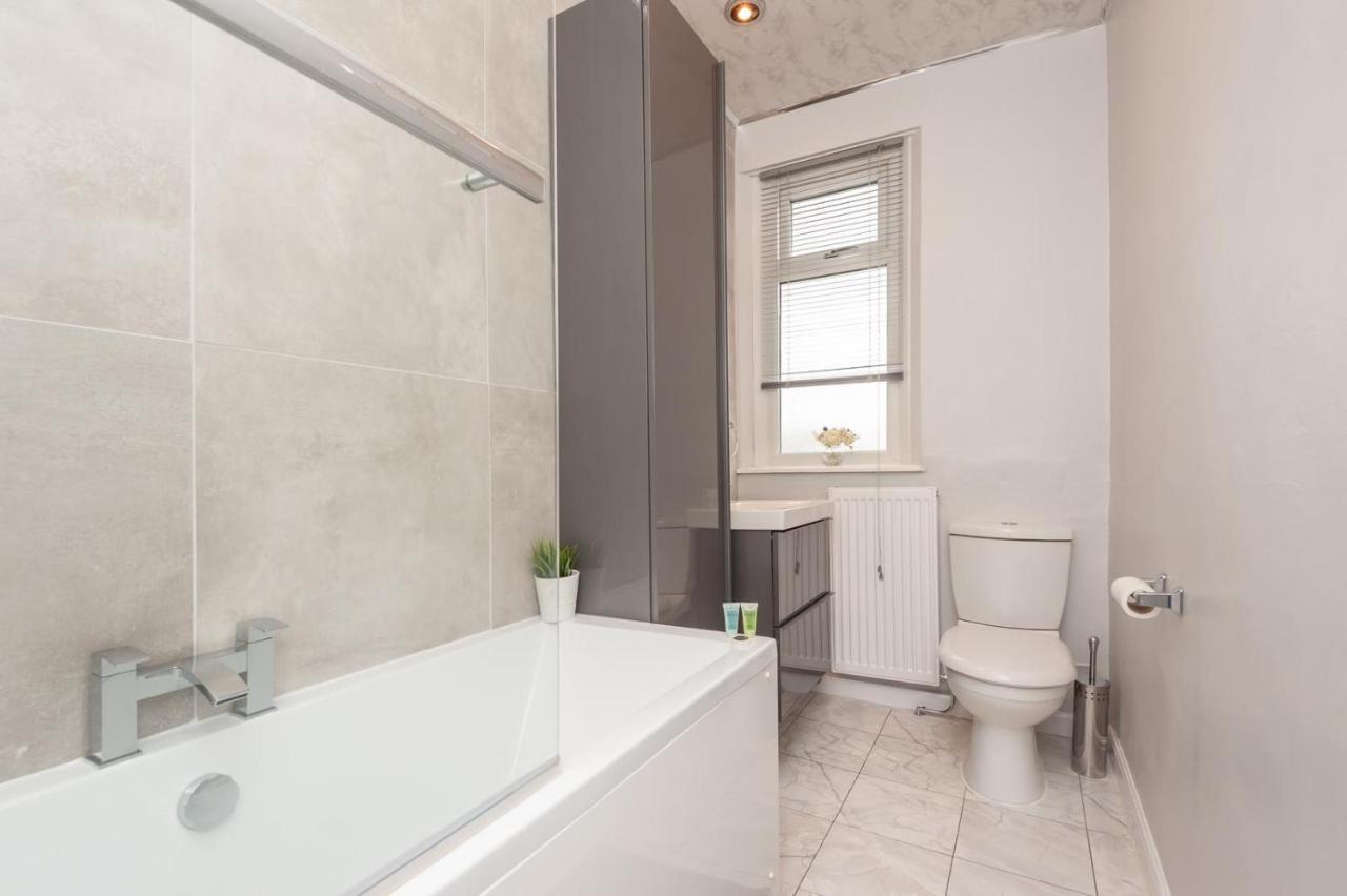Leeds 4-Bed House - Sleeps 9 Free Parking & Wifiヴィラ エクステリア 写真